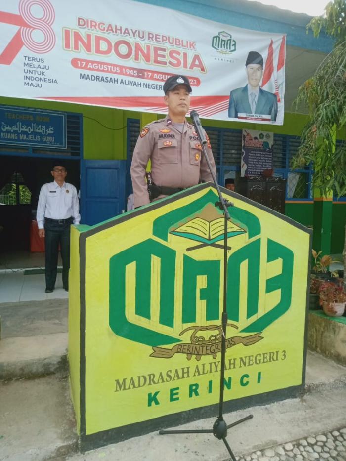 Jadi Pembina Upacara, Bhabinkamtibmas Polsek Danau Kerinci Beri Himbauan Kepada Siswa MAN 3 Kerinci