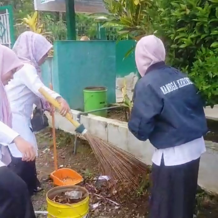Guru dan Pegawai MAN 3 Kerinci Gelar Gotong Royong