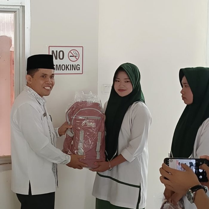 Kemenag Kerinci Serahkan Bantuan untuk Anak Yatim di MAN 3
