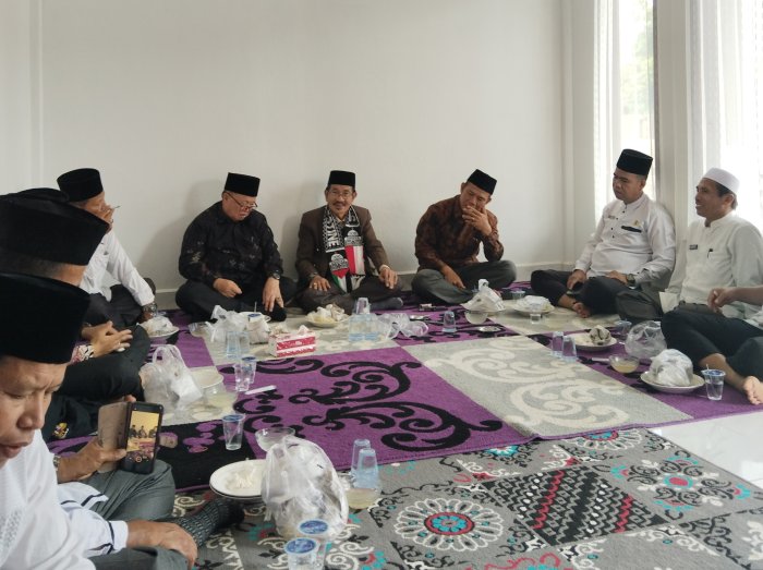 Mempererat Silaturahmi, Keluarga Besar MAN 3 Kerinci Gelar Makan Bersama di Talang Kemulun