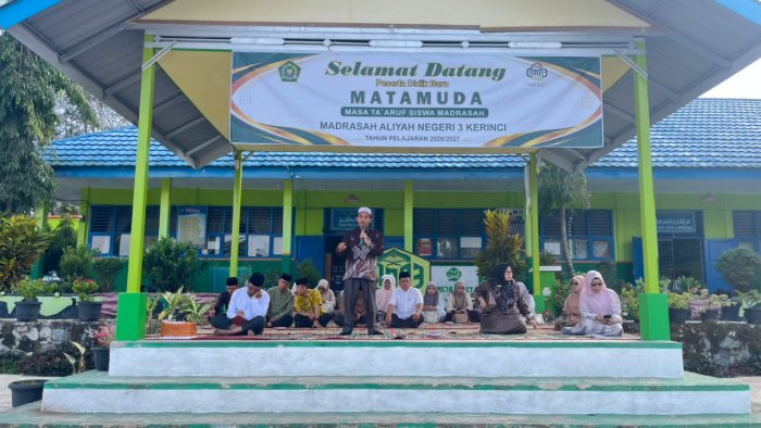 Buya H Abdul Aziz Berikan Tausiyah di MAN 3 Kerinci Buya H Abdul Aziz Berikan Tausiyah di MAN 3 Kerinci
