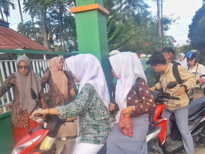 Guru Piket MAN 3 Kerinci Periksa Barang Siswa di Gerbang