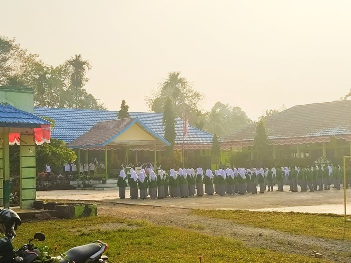 Siswa MAN 3 Kerinci Tetap Gelar Upacara Bendera di Tengah Selimut Kabut Asap