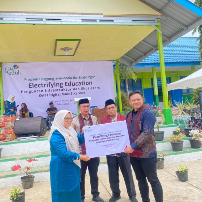 Wujud Nyata Kepedulian Pendidikan, PLN Peduli Serahkan Bantuan Kelas Digital kepada MAN 3 Kerinci