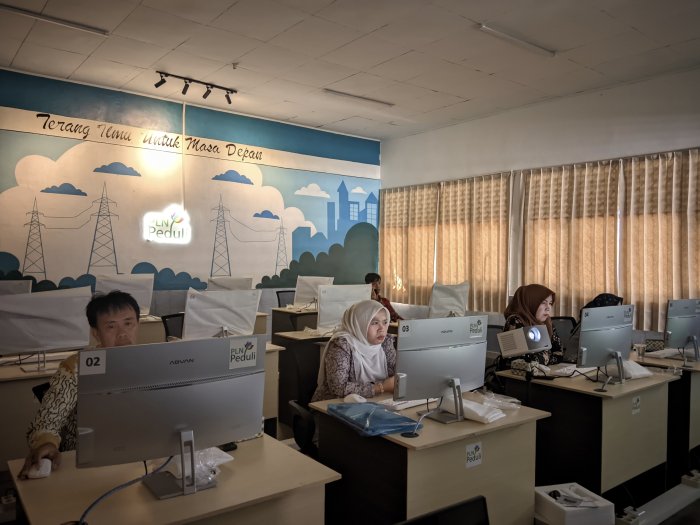 Tim Laboratorium Komputer MAN 3 Kerinci Lakukan Pengecekan Perangkat Komputer Baru