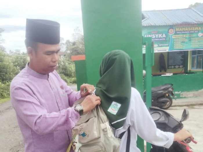 Guru Piket MAN 3 Kerinci Lakukan Pemeriksaan Disiplin Pagi