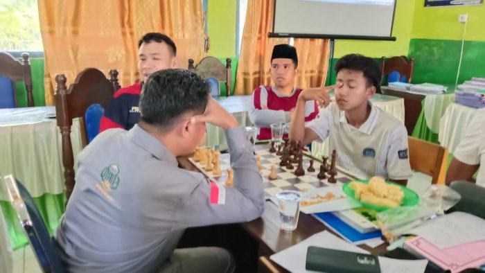 Pelatih MAN 3 Kerinci Latih Siswa Teknik Catur Dasar