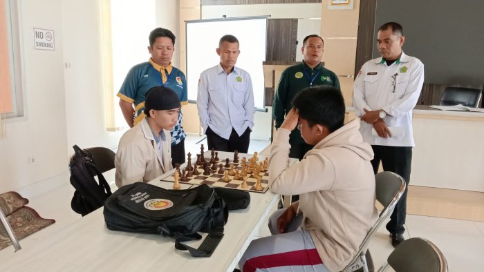 Alhamdulillah Tambah Prestasi: MAN 3 Kerinci Raih Juara 1 Cabang Lomba Catur pada KOMPAS Kemenag Kerinci Alhamdulillah Tambah Prestasi: MAN 3 Kerinci Raih Juara 1 Cabang Lomba Catur pada KOMPAS Kemenag Kerinci