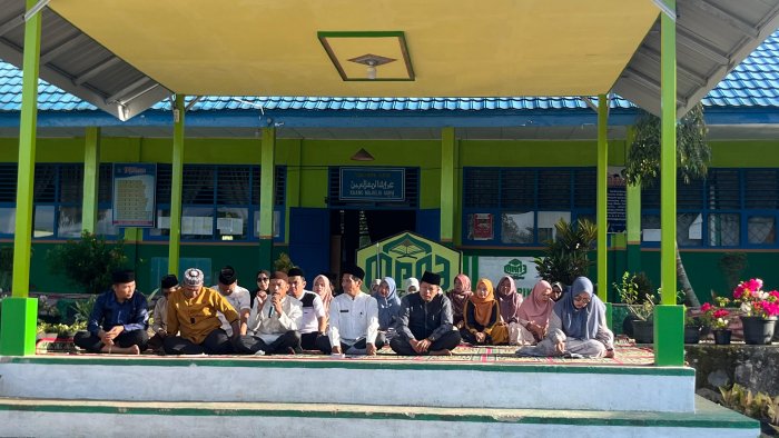 Keluarga Besar MAN 3 Kerinci Gelar Yasinan Berjamaah di Lapangan Utama