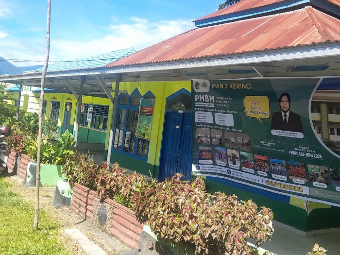 Spanduk PMBM MAN 3 Kerinci Resmi Dipasang di Gerbang Utama