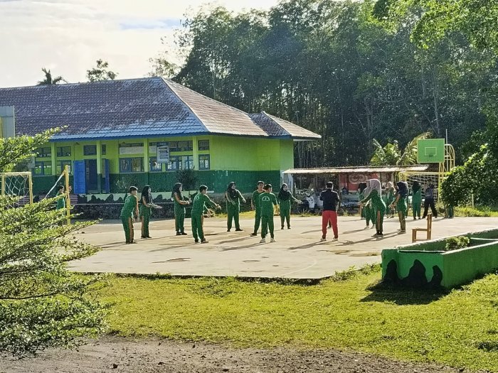 Guru Olahraga MAN 3 Kerinci Terapkan Pemanasan Fisik Rutin