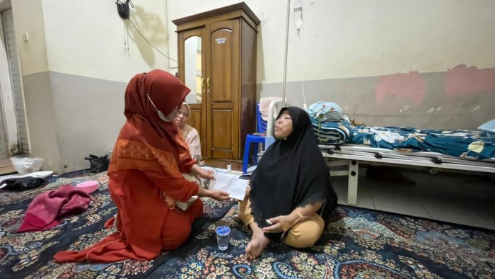 bMAN 3 Kerinci Lakukan Kunjungan Sosial Menjenguk Orang Tua Guru yang Dirawat di Rumah Sakit bMAN 3 Kerinci Lakukan Kunjungan Sosial Menjenguk Orang Tua Guru yang Dirawat di Rumah Sakit