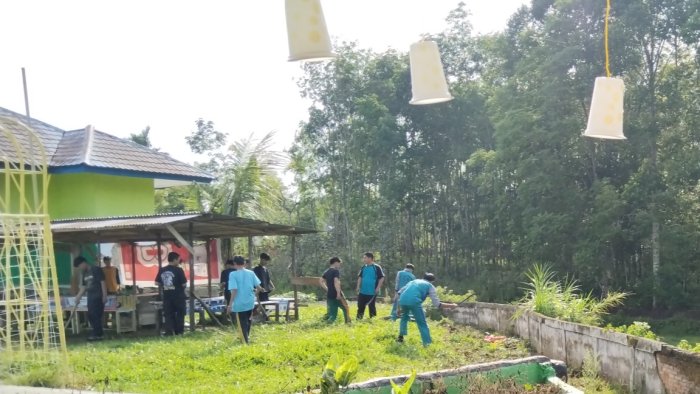 Warga MAN 3 Kerinci Gelar Gotong Royong, Wujudkan Lingkungan Sekolah Bersih dan Asri Lewat Gerakan Kemenag Asri