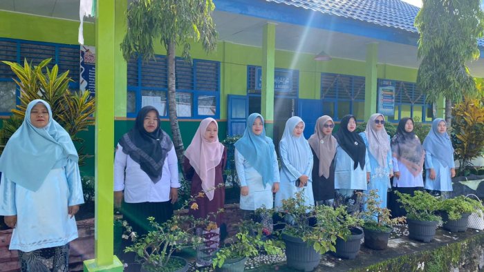Guru dan Pegawai MAN 3 Kerinci Kenakan Busana Melayu di Hardiknas