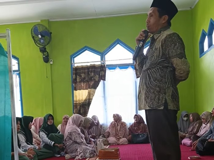 Tanamkan Nilai Karakter, Buya Abdul Aziz Tekankan Pentingnya Adab di Hadapan Siswa MAN 3 Kerinci
