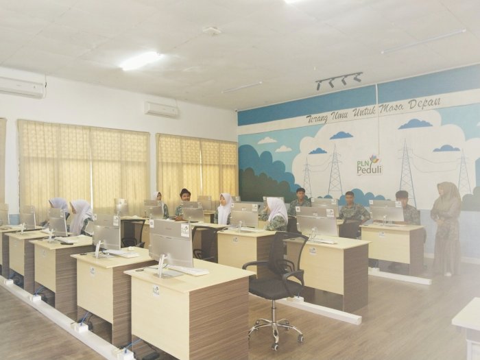 Ibu Reza Bimbing Siswa Buat Dokumen Standar Berstruktur di Laboratorium Komputer MAN 3 Kerinci Ibu Reza Bimbing Siswa Buat Dokumen Standar Berstruktur di Laboratorium Komputer MAN 3 Kerinci