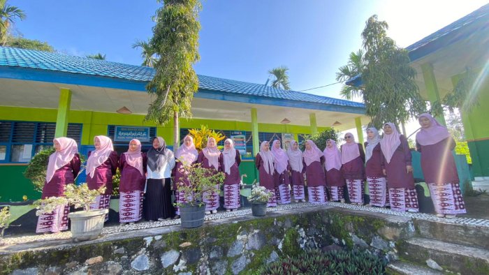 Meriahkan HUT Provinsi Jambi Ke-69, PTK MAN 3 Kerinci Kompak Memakai Pakaian Melayu Jambi