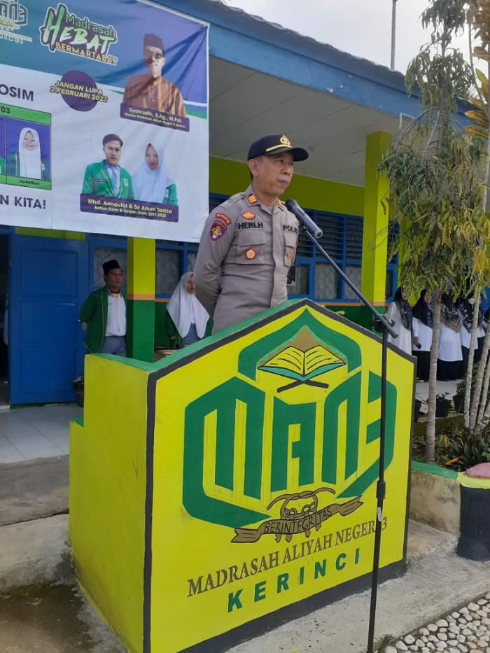 Kapolsek Danau Kerinci sebagai pembina UPB MAN 3 Kerinci