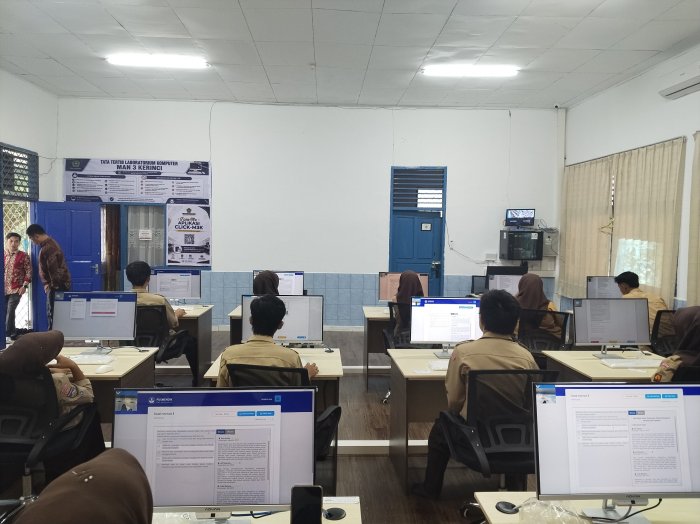 Siswa Kelas XII MAN 3 Kerinci Ikuti Simulasi Tes Kemampuan Akademik (TKA) di Laboratorium Komputer Siswa Kelas XII MAN 3 Kerinci Ikuti Simulasi Tes Kemampuan Akademik (TKA) di Laboratorium Komputer