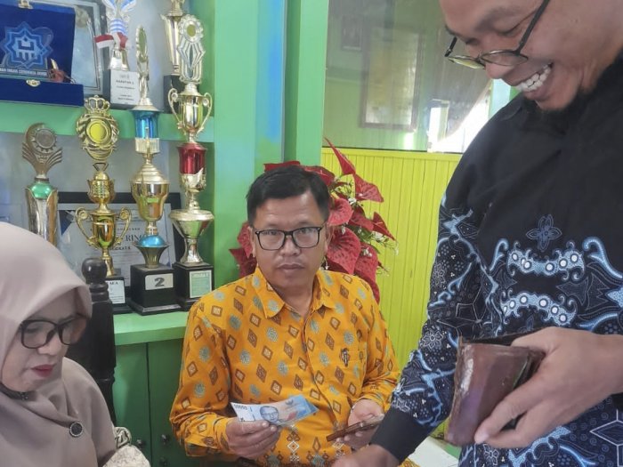 Guru MAN 3 Kerinci Rutin Bayar Iuran Dana Sosial