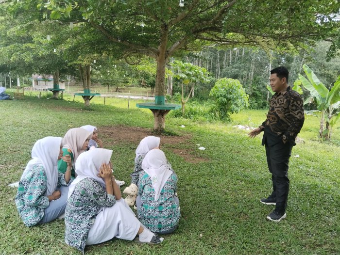 Taman MAN 3 Kerinci Jadi Tempat Favorit Ngobrol Santai
