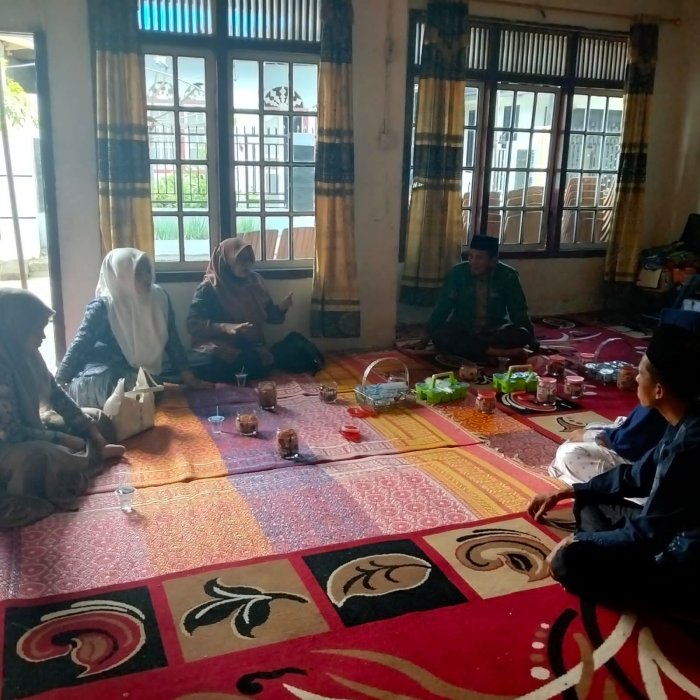 Kepala MAN 3 Kerinci Kunjungi Rumah Guru Emilda