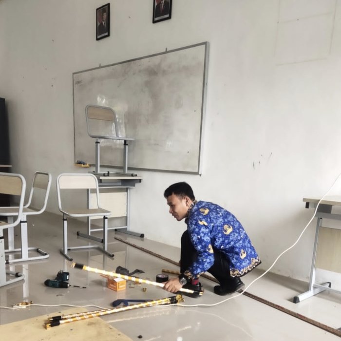 Waka Sarpras Pimpin Pembuatan Ruang UKS/M Baru MAN 3 Kerinci Waka Sarpras Pimpin Pembuatan Ruang UKS/M Baru MAN 3 Kerinci