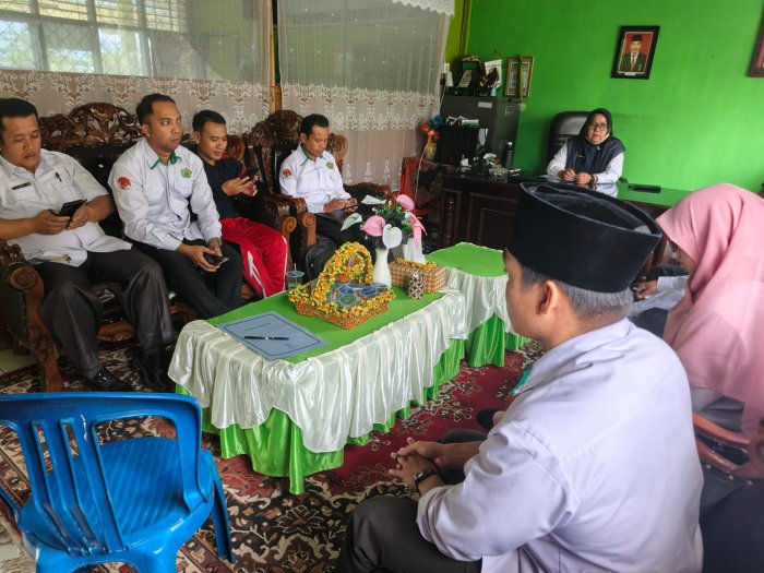 Optimalkan Publikasi Digital, Kepala MAN 3 Kerinci Pimpin Rapat Evaluasi Tim Humas