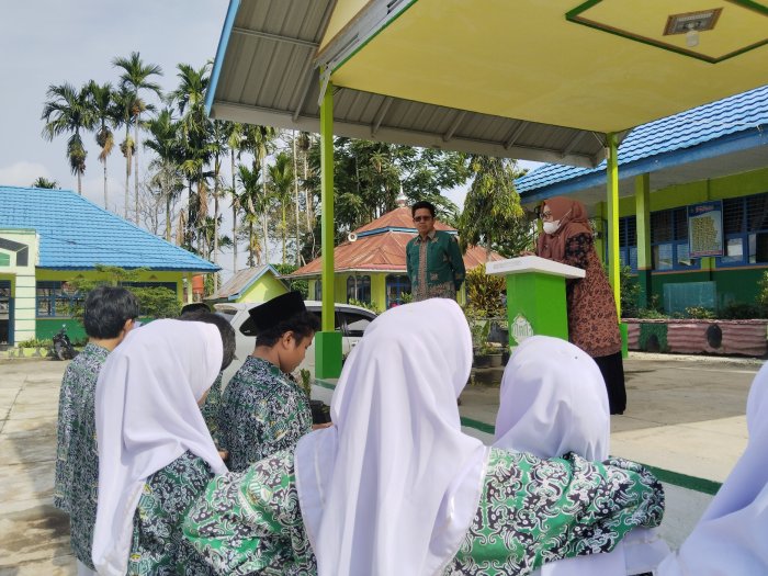 MAN 3 Kerinci Tekankan Kedisiplinan Lewat Pengarahan Pagi