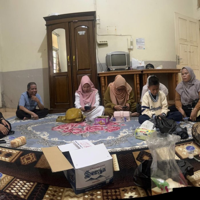 Guru dan Staf MAN 3 Kerinci Kunjungi Pegawai Sakit Guru dan Staf MAN 3 Kerinci Kunjungi Pegawai Sakit