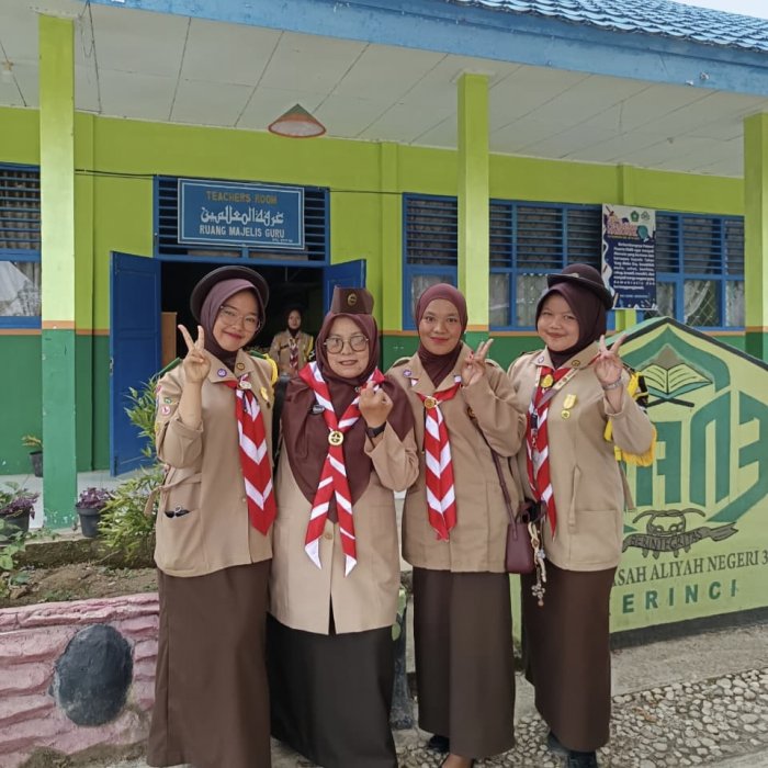 Sukses Gelar PTA, Kepala MAN 3 Kerinci Berfoto Bersama Pembina Putri Ibu Dwi dan Anggota Pramuka