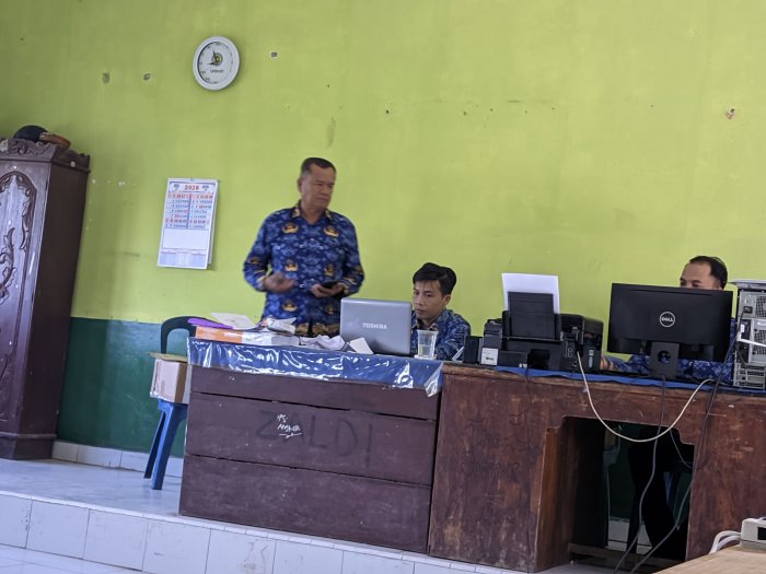 Kepala TU MAN 3 Kerinci Pantau Persiapan Ujian Semester Kepala TU MAN 3 Kerinci Pantau Persiapan Ujian Semester