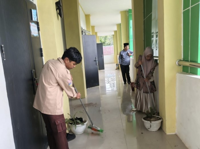 Ibu Nining Ajak Siswa MAN 3 Kerinci Bersihkan Gedung SBSN