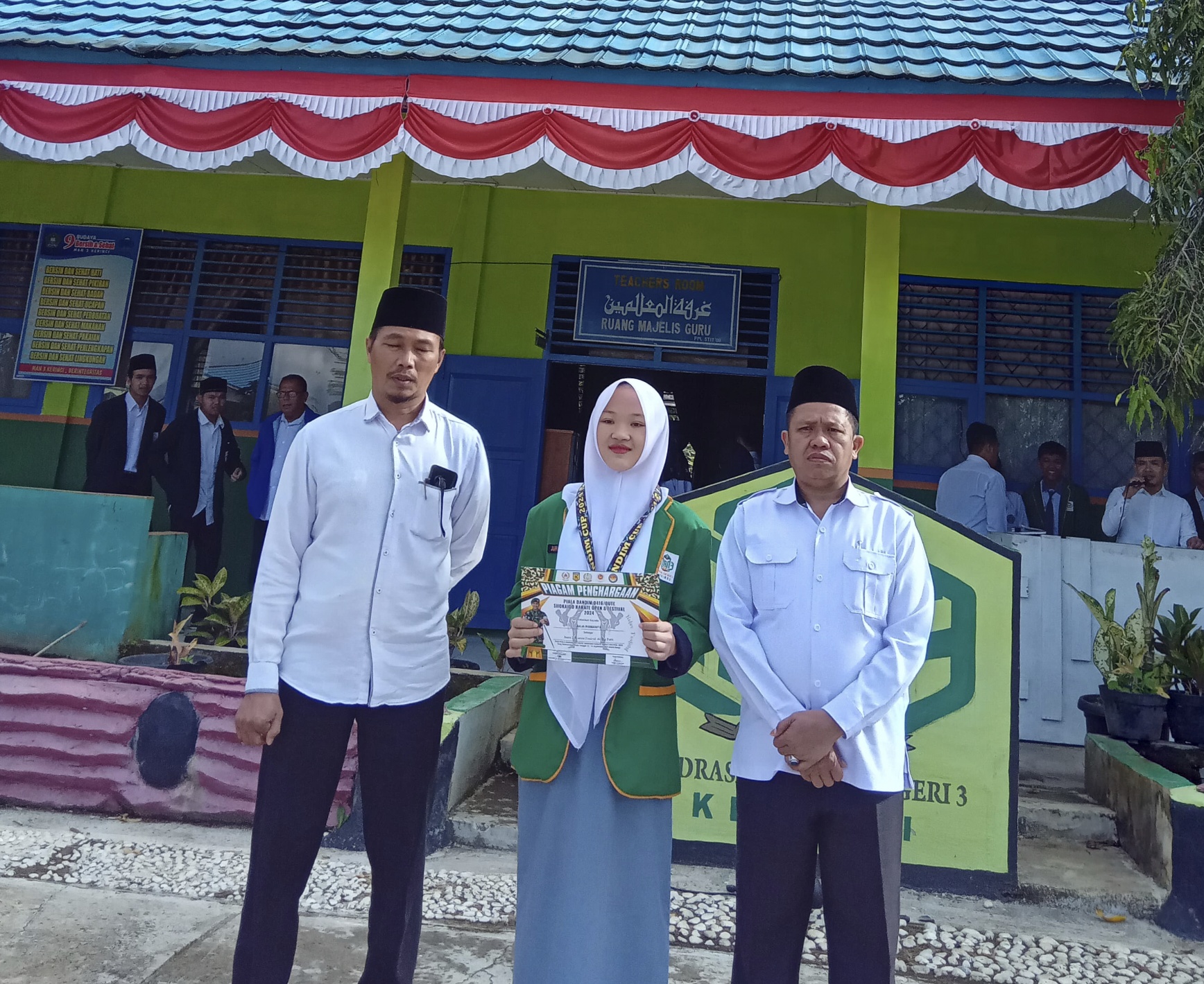 Hebat !! Siswi MAN 3 Kerinci raih juara 2 karate tingkat remaja festival lomba karate kodim di muaro bungo