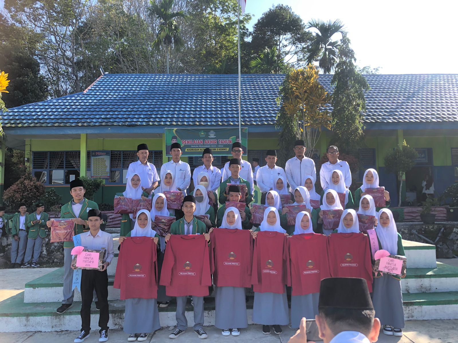 BERKELAS !! PENYERAHAN HADIAH BAJU SISWA BERPRESTASI MAN 3 KERINCI