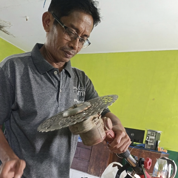 Noflia Hadi Membawa Alat Gotong royong dari rumah