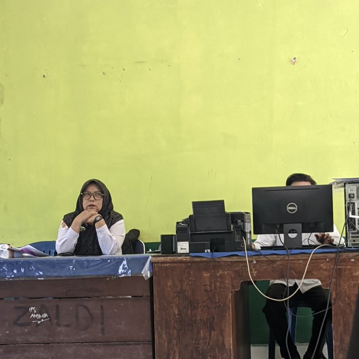 Kepala MAN 3 Kerinci Awasi Nilai Ujian Semester Genap Kepala MAN 3 Kerinci Awasi Nilai Ujian Semester Genap