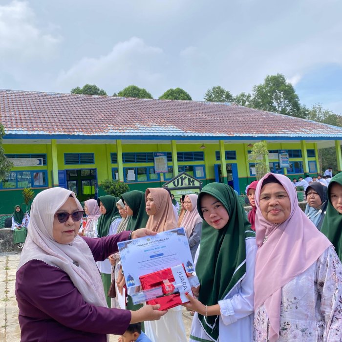 Pembagian Hadiah Peringkat Kelas di MAN 3 Kerinci