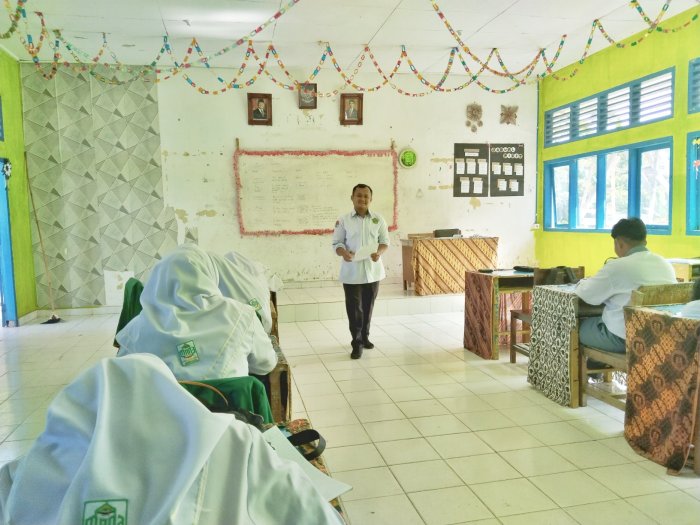 Inovasi Pembelajaran Bahasa Inggris: Siswa Kelas X Belajar Logika Grafiti Bersama Mr. Yony