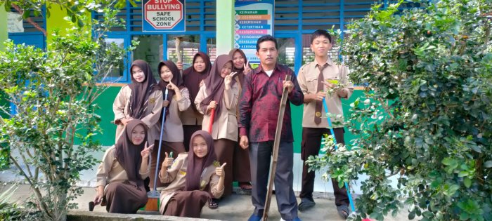 Wali Kelas MAN 3 Kerinci Ajak Siswa Gotong Royong