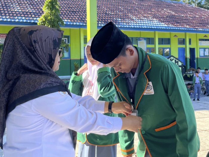 Kepala MAN 3 Kerinci Bagikan Kartu Ujian Semester Genap Kepala MAN 3 Kerinci Bagikan Kartu Ujian Semester Genap