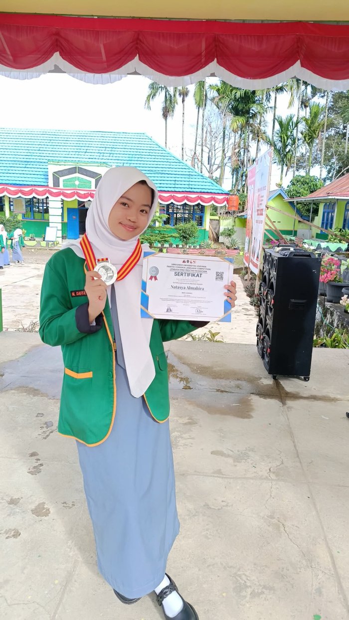 Penyerahan Medali siswa berprestasi dan penyerahan hadiah lomba agustusan MAN 3 Kerinci
