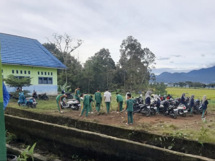 MAN 3 Kerinci Gelar Gotong Royong Sambut Ramadan