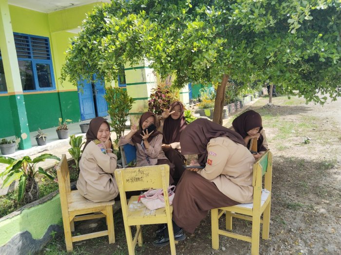 Taman MAN 3 Kerinci Jadi Tempat Favorit Siswa Bersantai