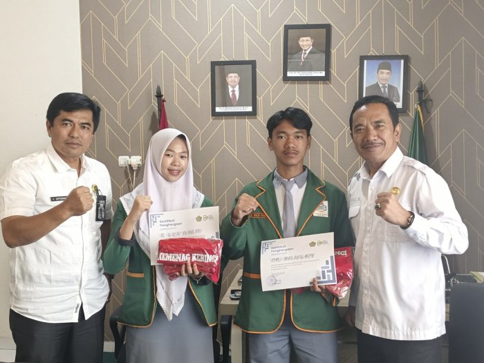Kemenag Kerinci Berikan Penghargaan kepada Paskibraka MAN 3 Kerimci