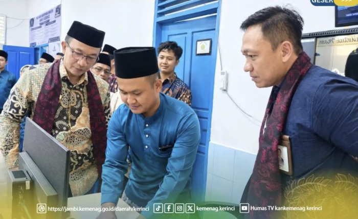 Teknisi Laboratorium MAN 3 Kerinci Demonstrasikan Program Labor Komputer Teknisi Laboratorium MAN 3 Kerinci Demonstrasikan Program Labor Komputer