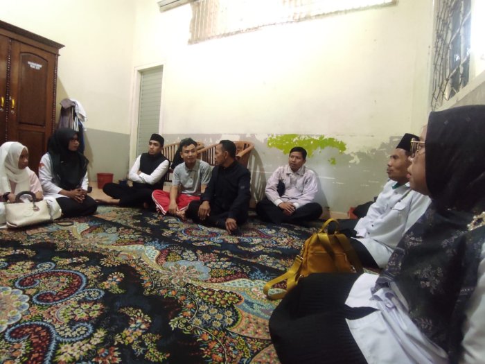 Keluarga Besar MAN 3 Kerinci Jenguk Ibunda Guru yang Sakit