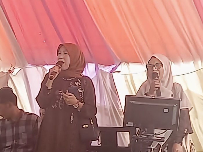 Haryati Tampilkan Lagu Spesial di Pernikahan Rekan Guru