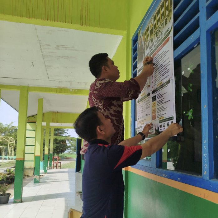 Pemasangan Spanduk Tata Tertib di MAN 3 Kerinci Pemasangan Spanduk Tata Tertib di MAN 3 Kerinci