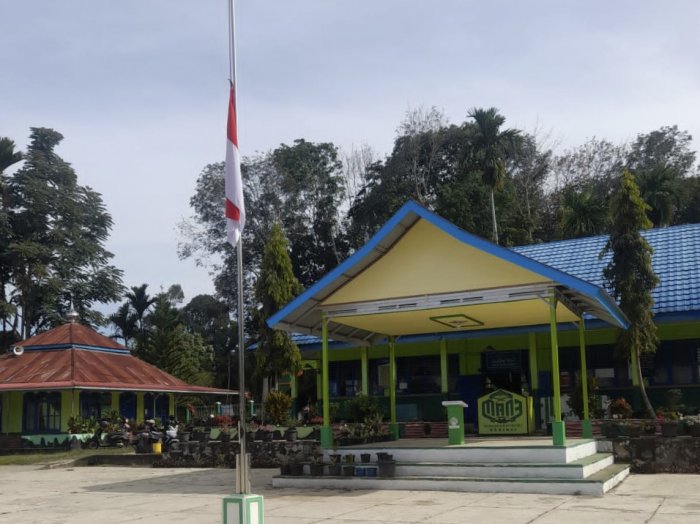 MAN 3 Kerinci Kibarkan Bendera Setengah Tiang Peringati Hari Berkabung Nasional